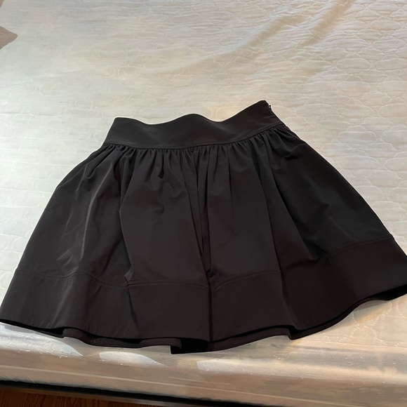 Diana von Furstenberg short skirt. - Picture 2 of 2